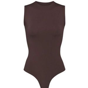 SKIMS - SSENTIAL CREW NECK SLEEVELESS BODYSUIT - ESPRESSO - SIZE SMALL/MEDIUM